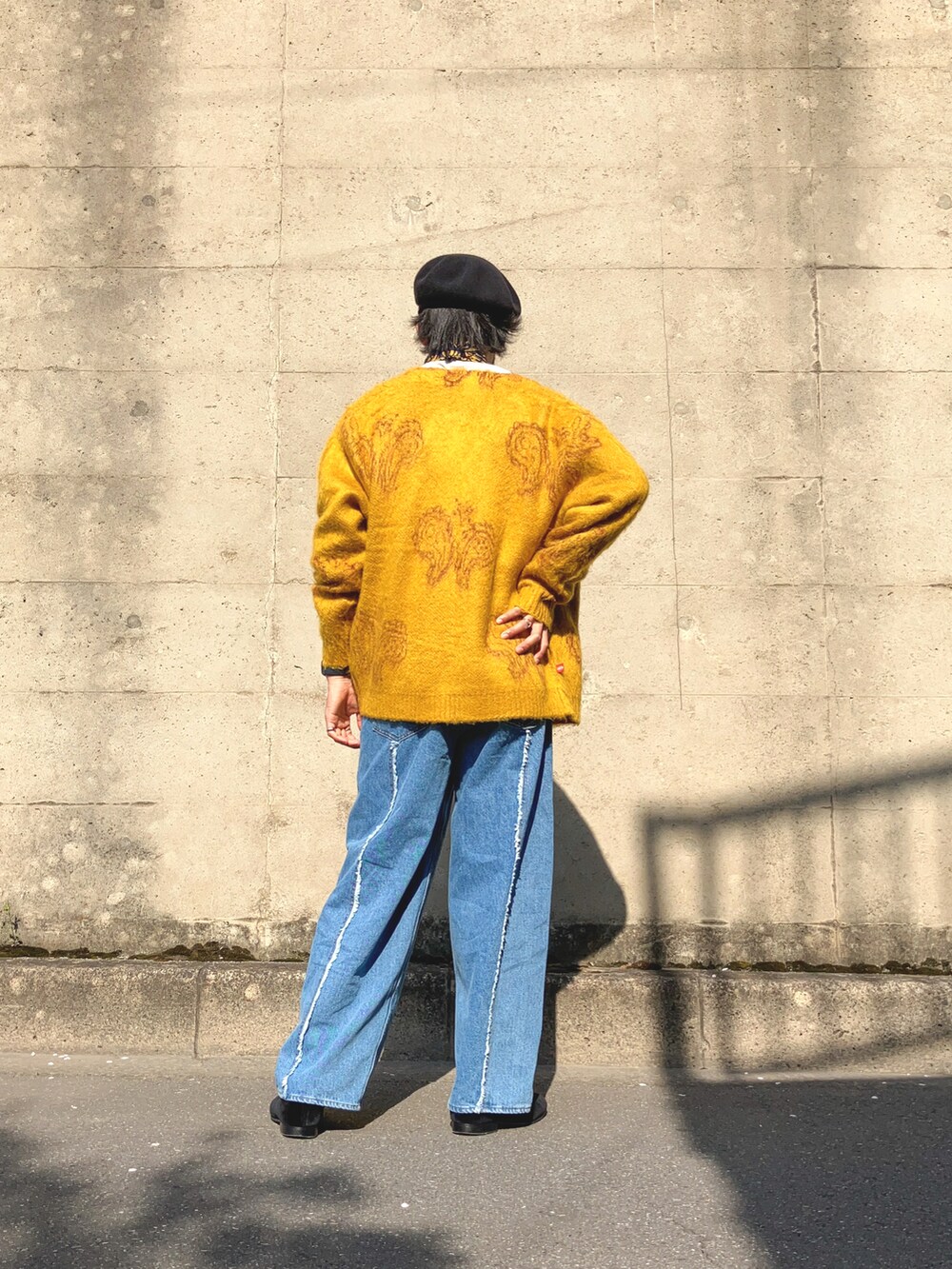「春服、今日のコーデ、カジュアルコーデ、春アウター、デニム、デニムパンツ、ワイドパンツ、メガネ男子、タックイン、イエロー、春コーデ、カーディガン、カーディガンコーデ、ベレー帽、バンダナ」|「CRIMIEのBERET CAP(ハンチング/ベレー帽、ブラック系)」を使った、トッキーさん(メンズ・176cm)の春コーディネートの3枚目の写真