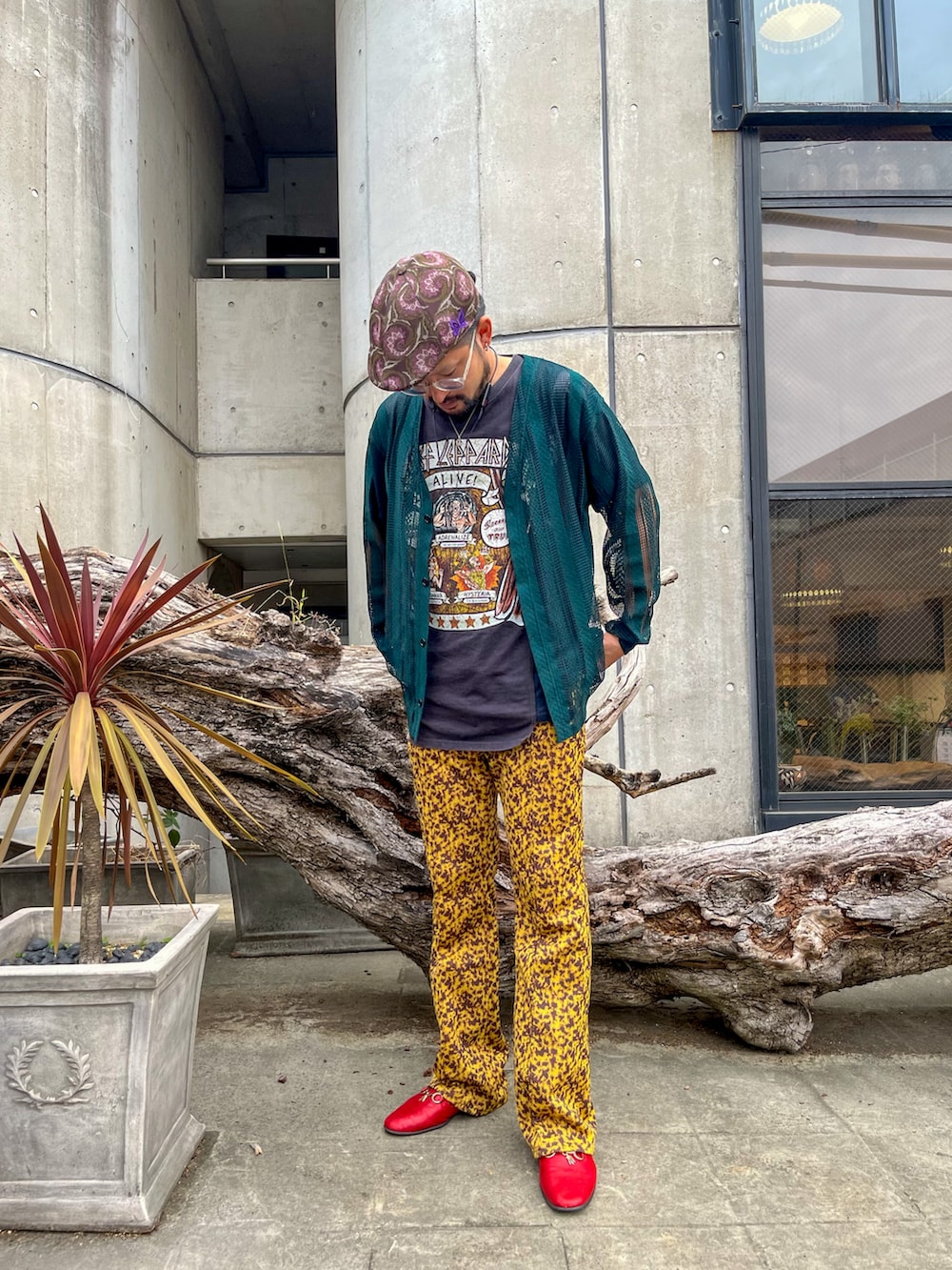 ブラック系のTシャツ/カットソー、イエロー系のその他パンツ、レッド系のドレスシューズを着用したメンズの秋コーディネートの2枚目の写真