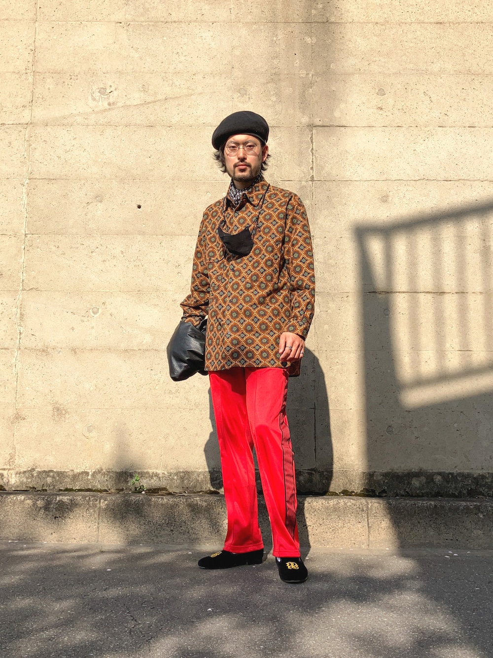 イエロー系のシャツ/ブラウス、ブラック系のライダースジャケット、レッド系のデニムパンツを着用したメンズの春コーディネートの4枚目の写真