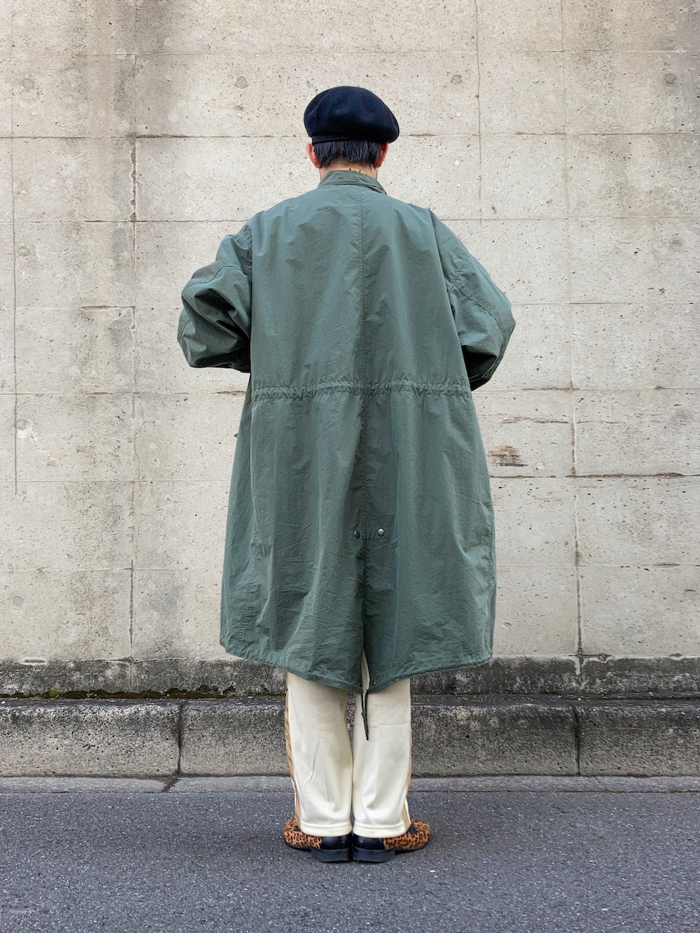 グリーン系のモッズコート、イエロー系のカーディガン/ボレロ、ブルー系のシャツ/ブラウスを着用したメンズの冬コーディネートの3枚目の写真