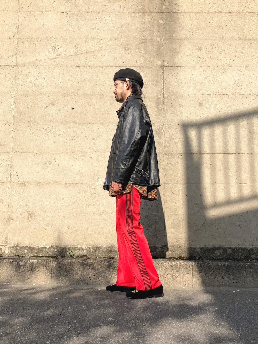 イエロー系のシャツ/ブラウス、ブラック系のライダースジャケット、レッド系のデニムパンツを着用したメンズの春コーディネートの2枚目の写真