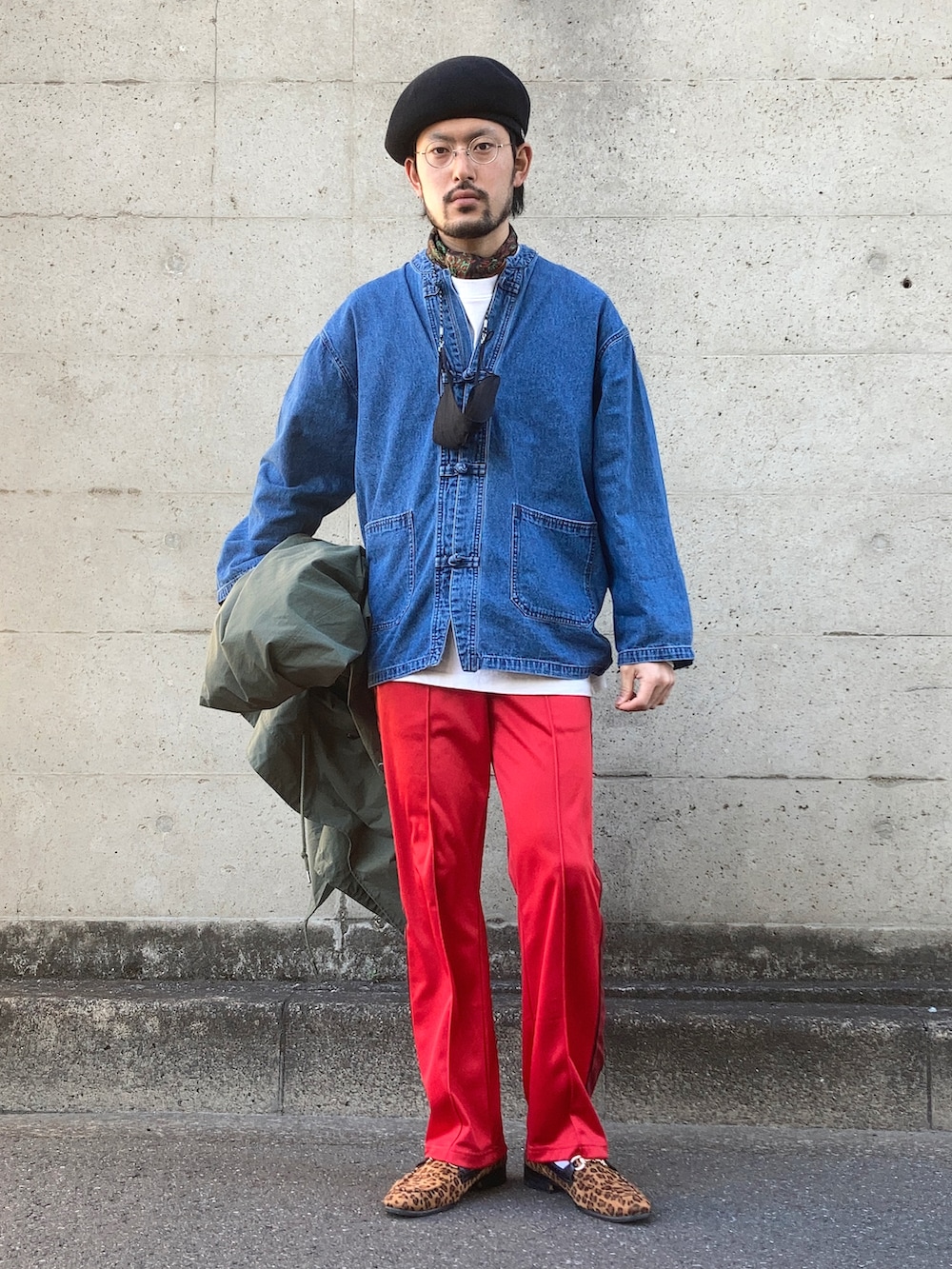 グリーン系のモッズコート、ブルー系のカバーオール、レッド系のデニムパンツを着用したメンズの冬コーディネートの4枚目の写真