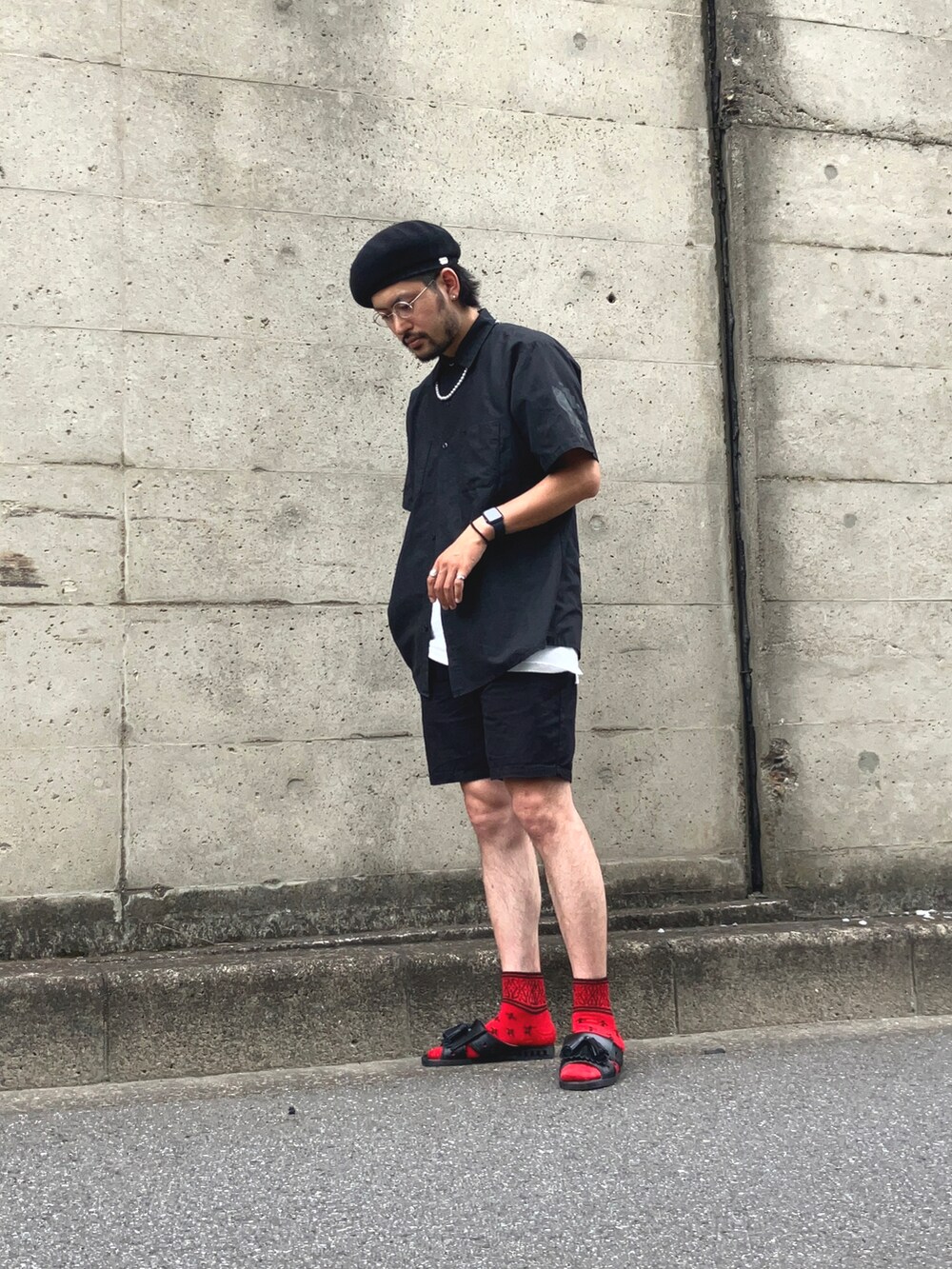ブラック系のサンダル、ブラック系のハンチング/ベレー帽を着用したメンズの夏コーディネートの2枚目の写真