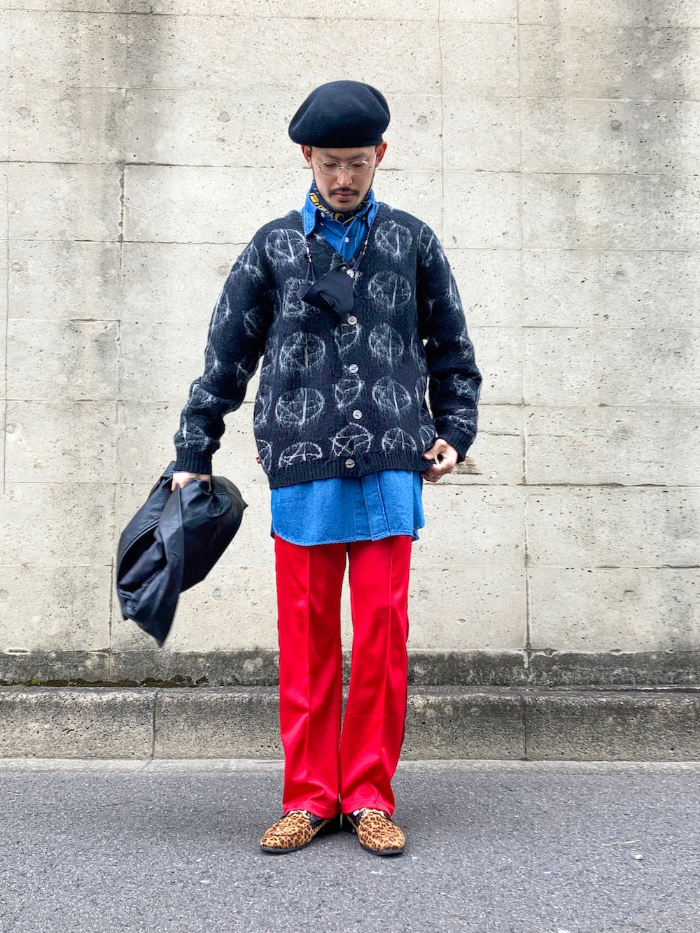 ブラック系のライダースジャケット、ブルー系のシャツ/ブラウス、その他のローファーを着用したメンズの冬コーディネートの5枚目の写真