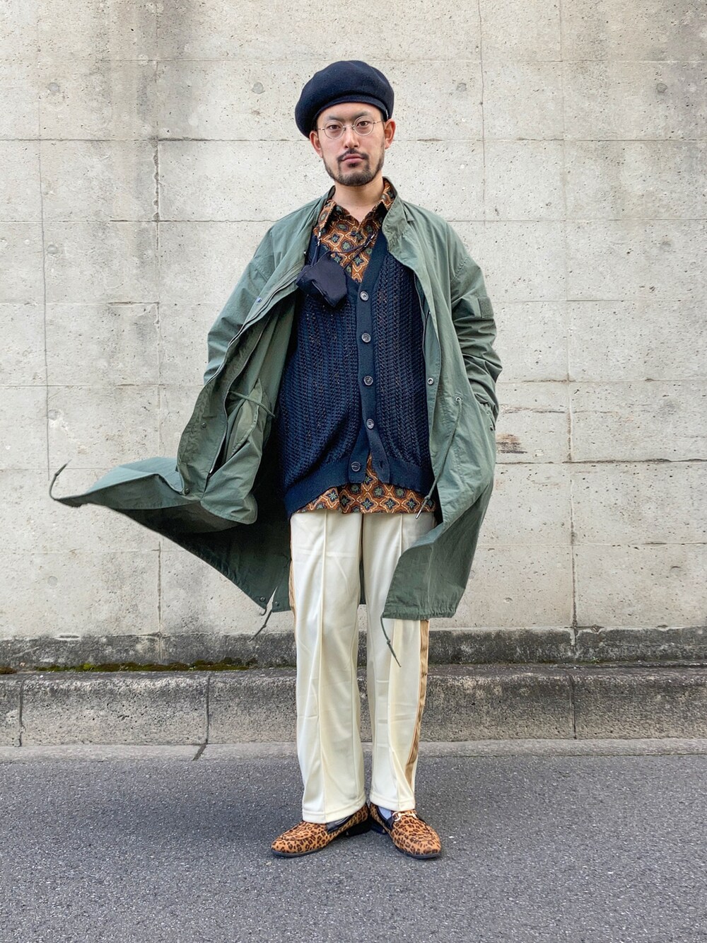 「私の推しブランド、お洒落さんとつながりたい、冬のコーデ、プチプラコーデ、ロングコート、ビッグシルエット、ジャージ、トラックパンツ、柄シャツ、ベレー帽」|「CRIMIEのBERET CAP(ハンチング/ベレー帽、ブラック系)」を使った、トッキーさん(メンズ・176cm)の冬コーディネートの5枚目の写真