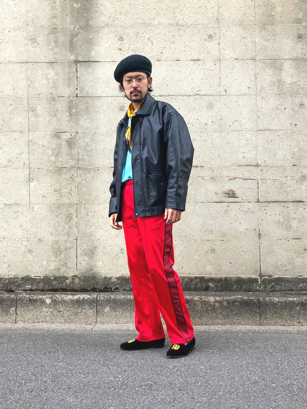 ブラック系のライダースジャケット、ブルー系のTシャツ/カットソー、レッド系のデニムパンツを着用したメンズの春コーディネートの2枚目の写真