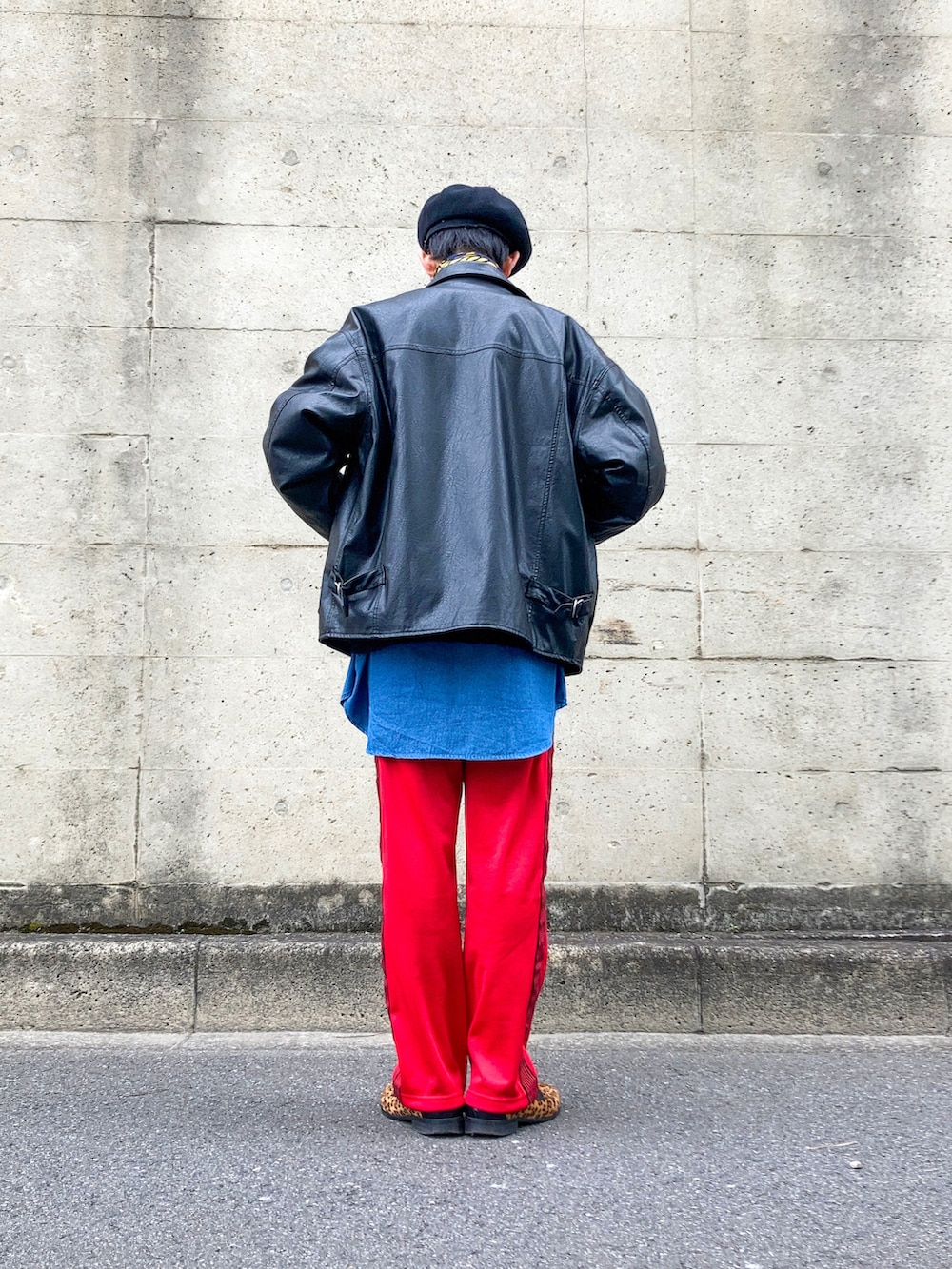 ブラック系のライダースジャケット、ブルー系のシャツ/ブラウス、その他のローファーを着用したメンズの冬コーディネートの3枚目の写真