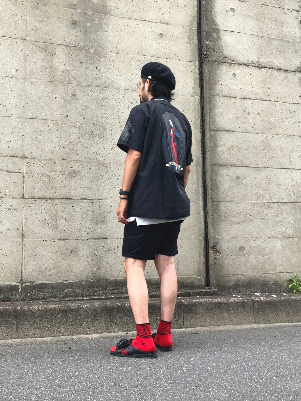 ブラック系のサンダル、ブラック系のハンチング/ベレー帽を着用したメンズの夏コーディネートの3枚目の写真