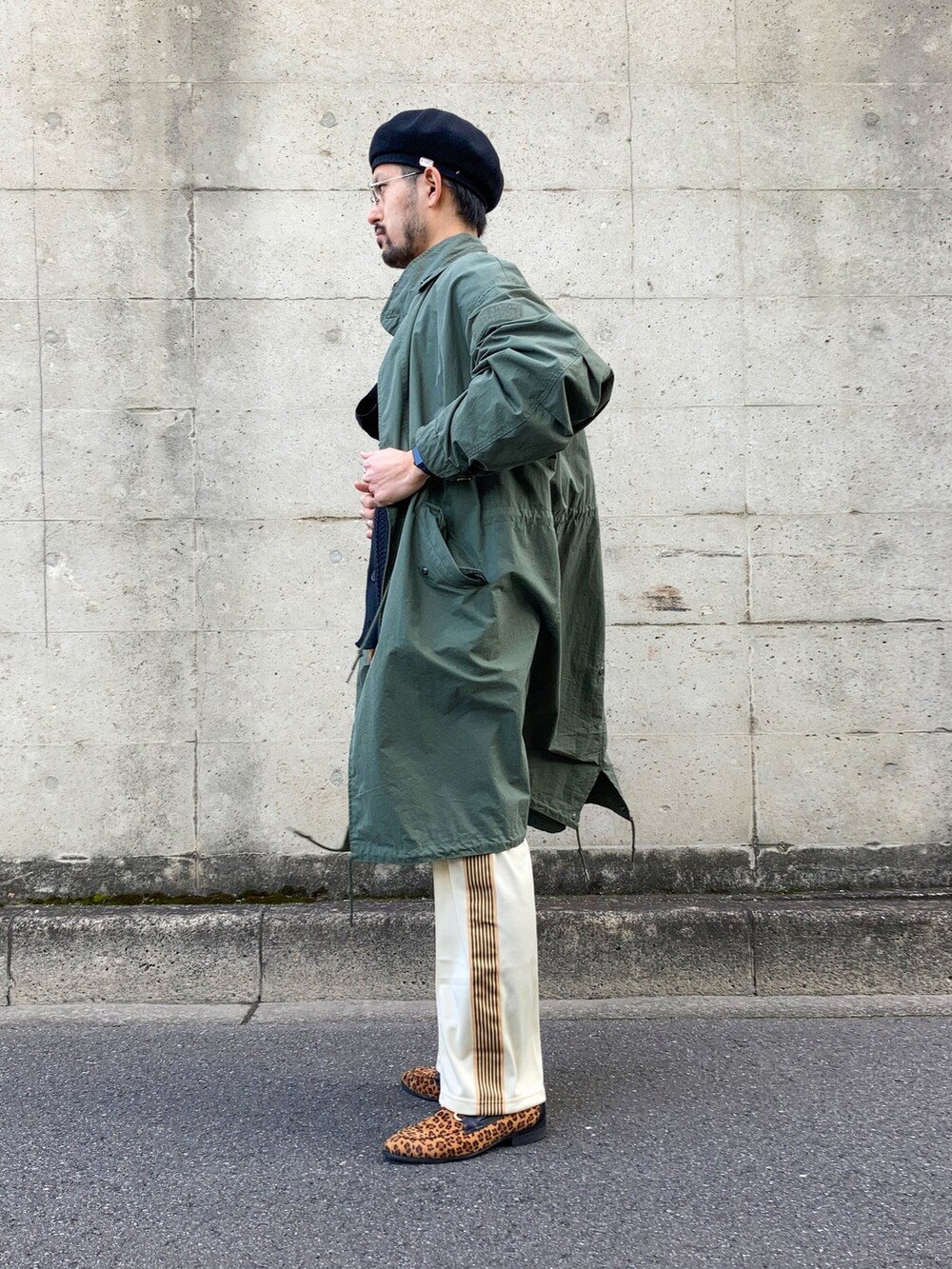 「私の推しブランド、お洒落さんとつながりたい、冬のコーデ、プチプラコーデ、ロングコート、ビッグシルエット、ジャージ、トラックパンツ、柄シャツ、ベレー帽」|「CRIMIEのBERET CAP(ハンチング/ベレー帽、ブラック系)」を使った、トッキーさん(メンズ・176cm)の冬コーディネートの4枚目の写真