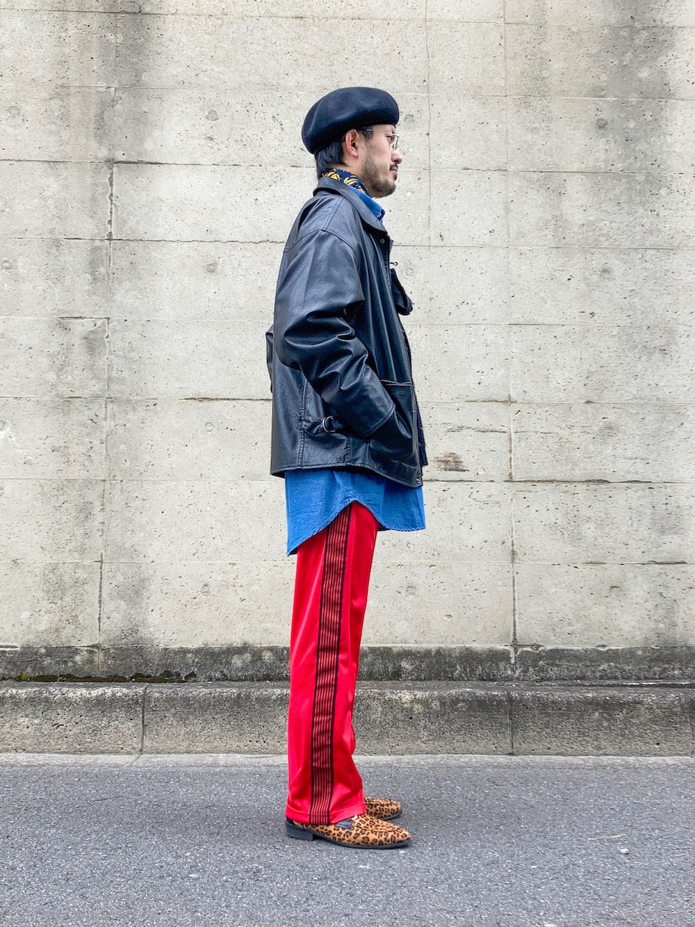 ブラック系のライダースジャケット、ブルー系のシャツ/ブラウス、その他のローファーを着用したメンズの冬コーディネートの2枚目の写真