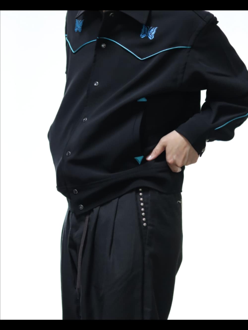 ブラック系のチノパンツ、ブラック系のサンダルを着用したメンズの秋コーディネートの2枚目の写真