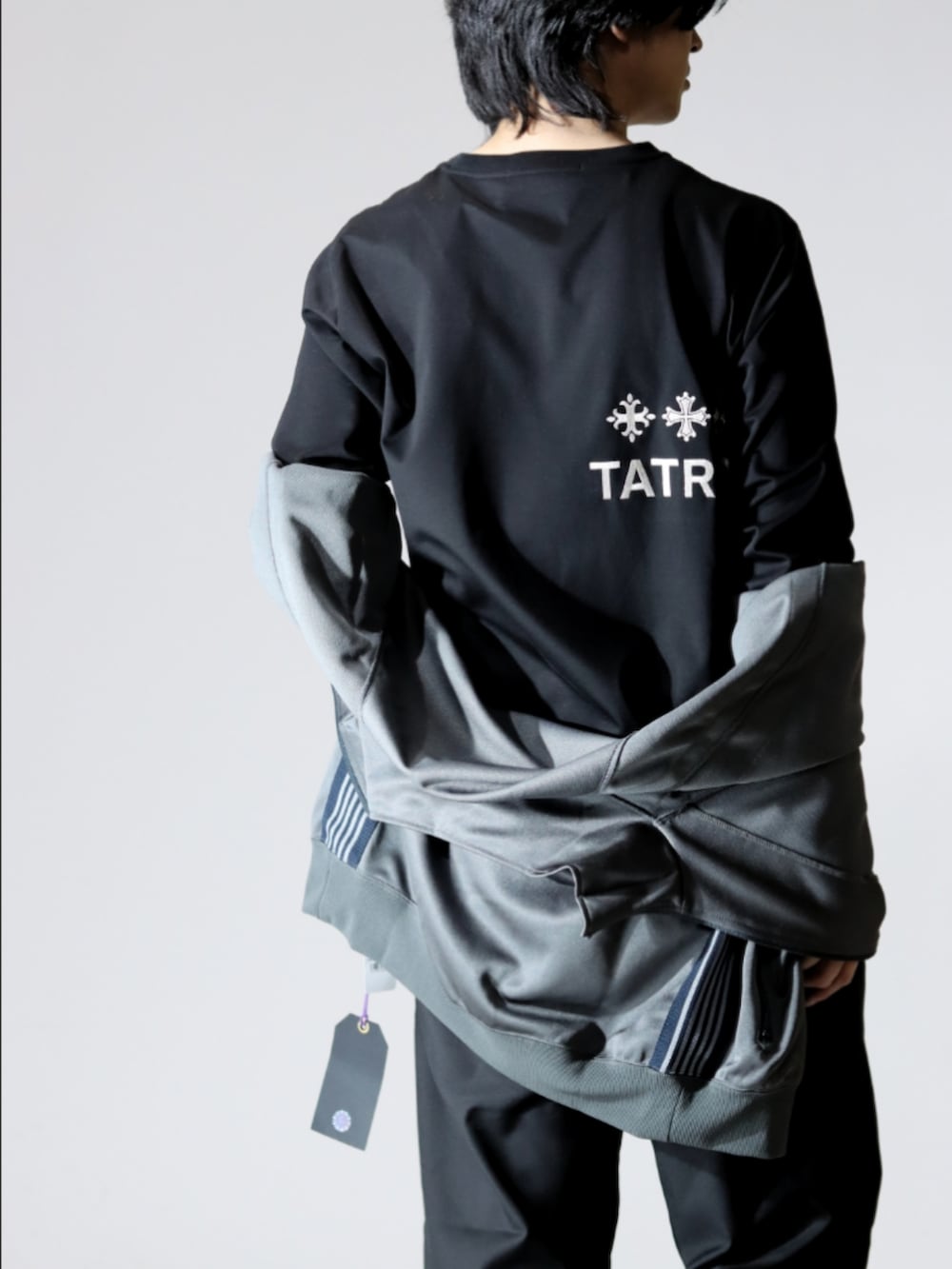 ブラック系のTシャツ/カットソー、ブラック系のチノパンツ、ブラック系のサンダルを着用したメンズの秋コーディネートの2枚目の写真