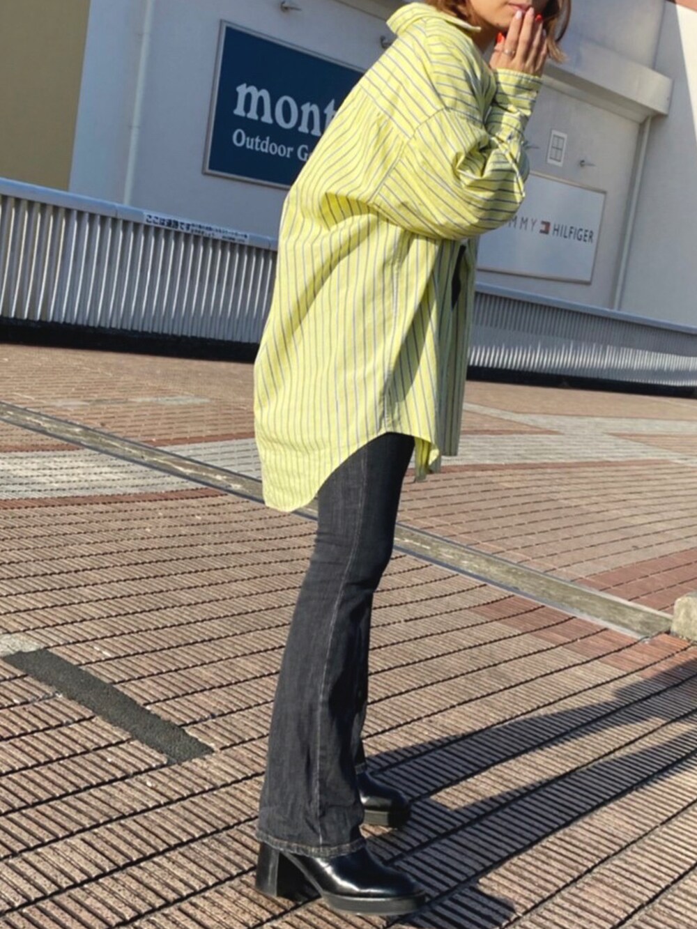 ブラック系のデニムパンツ、イエロー系のシャツ/ブラウス、ホワイト系のTシャツ/カットソーを着用したレディースの春コーディネートの2枚目の写真