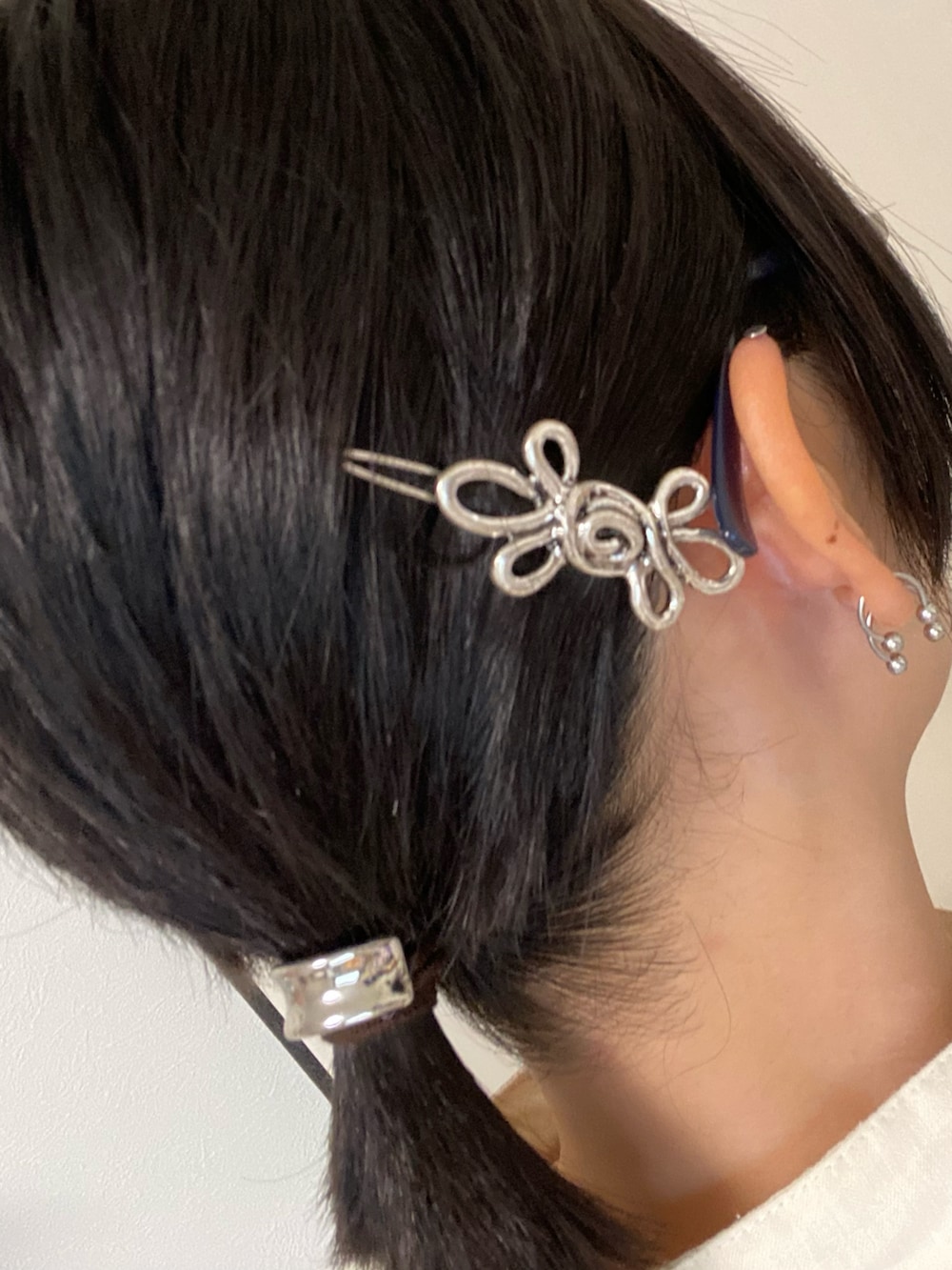 ブラック系のパンツ、ホワイト系のシャツ/ブラウス、ゴールド系のパンプスを着用したレディースの春コーディネートの2枚目の写真