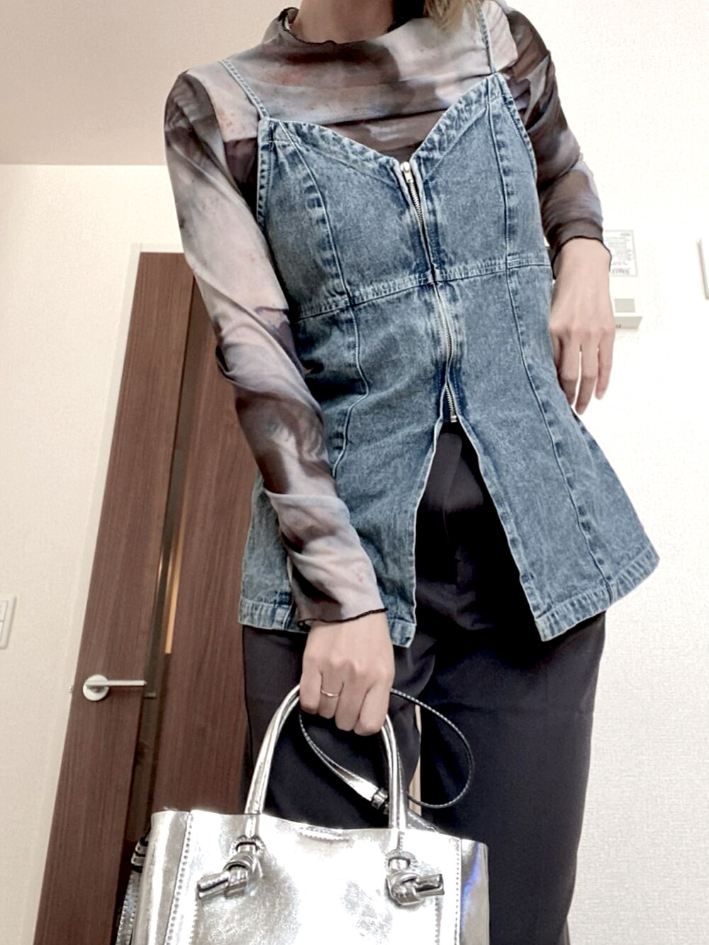 シルバー系のショルダーバッグ、ブルー系のキャミソール、グレー系のTシャツ/カットソーを着用したレディースの春コーディネートの2枚目の写真