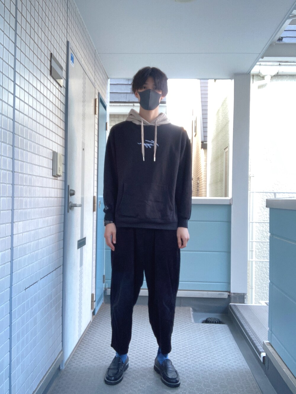 ブラック系のローファー、ブラック系のその他パンツ、ブラック系のパーカーを着用したメンズの秋コーディネートの2枚目の写真