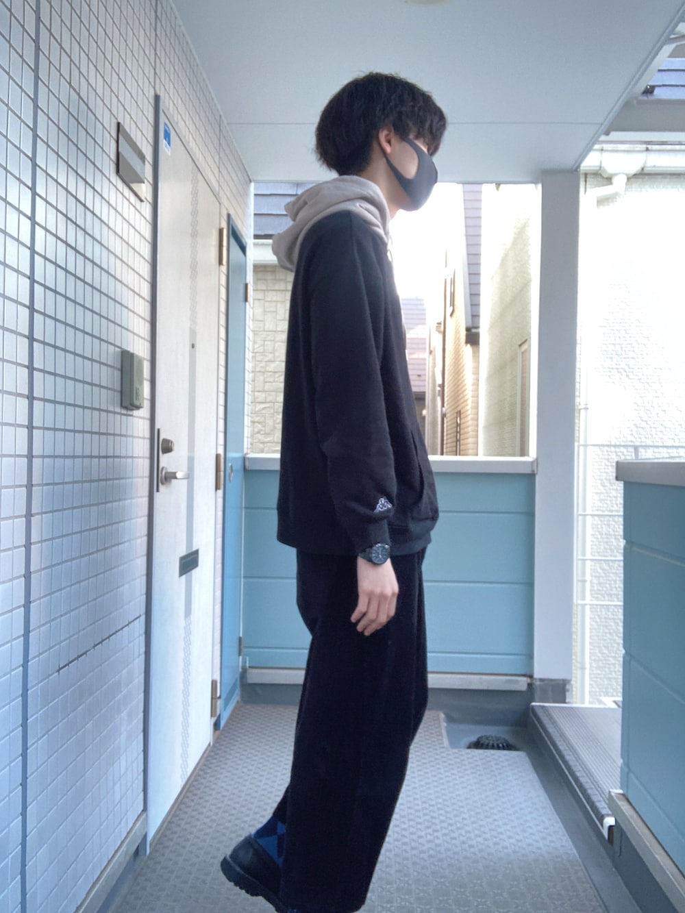 ブラック系のローファー、ブラック系のその他パンツ、ブラック系のパーカーを着用したメンズの秋コーディネートの3枚目の写真