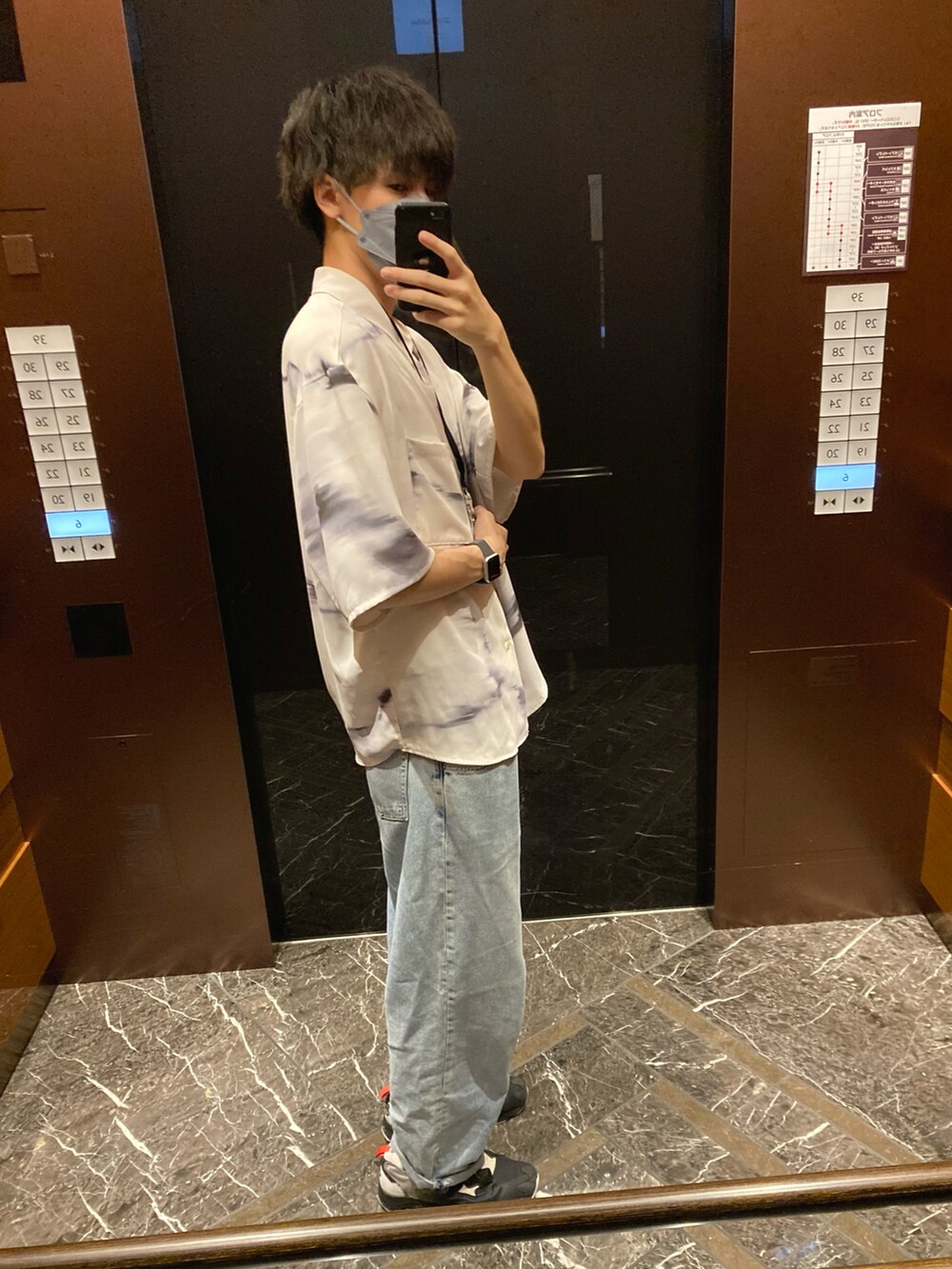 ブルー系のその他パンツ、ブラック系のスニーカー、ホワイト系のシャツ/ブラウスを着用したメンズの夏コーディネートの2枚目の写真