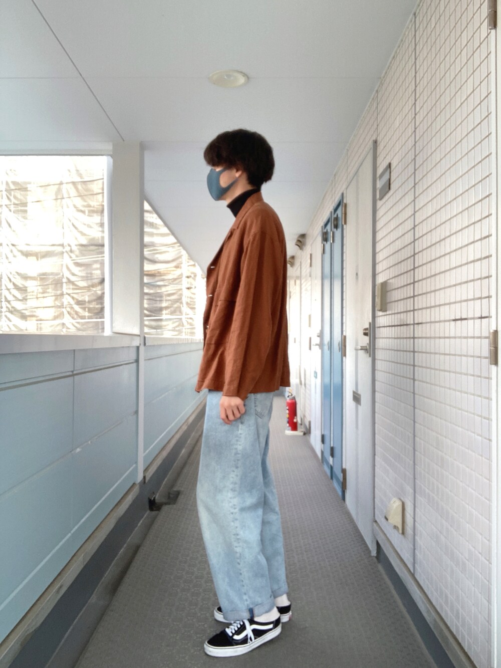 「スニーカー、ビッグシルエット、シンプル、UNIQLO、大人カジュアル、休日スタイル、休日コーデ、着回しコーデ、秋コーデ、おしゃれさんと繋がりたい」｜「FREAK'S STOREの【フリークス限定モデル！】KAL×FREAK'S STORE / カル ECO デニムパンツ / ビッグシルエット バギーパンツ（その他パンツ、ブルー系）」を使った、j.oさん（メンズ・185cm）の秋コーディネートの3枚目の写真