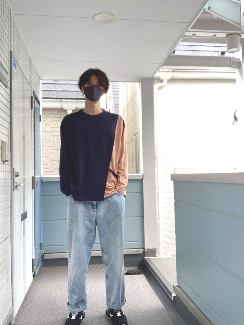 グレー系のブルゾン、ブルー系のその他パンツ、ブラック系のスニーカーを着用したメンズの秋コーディネートの2枚目の写真