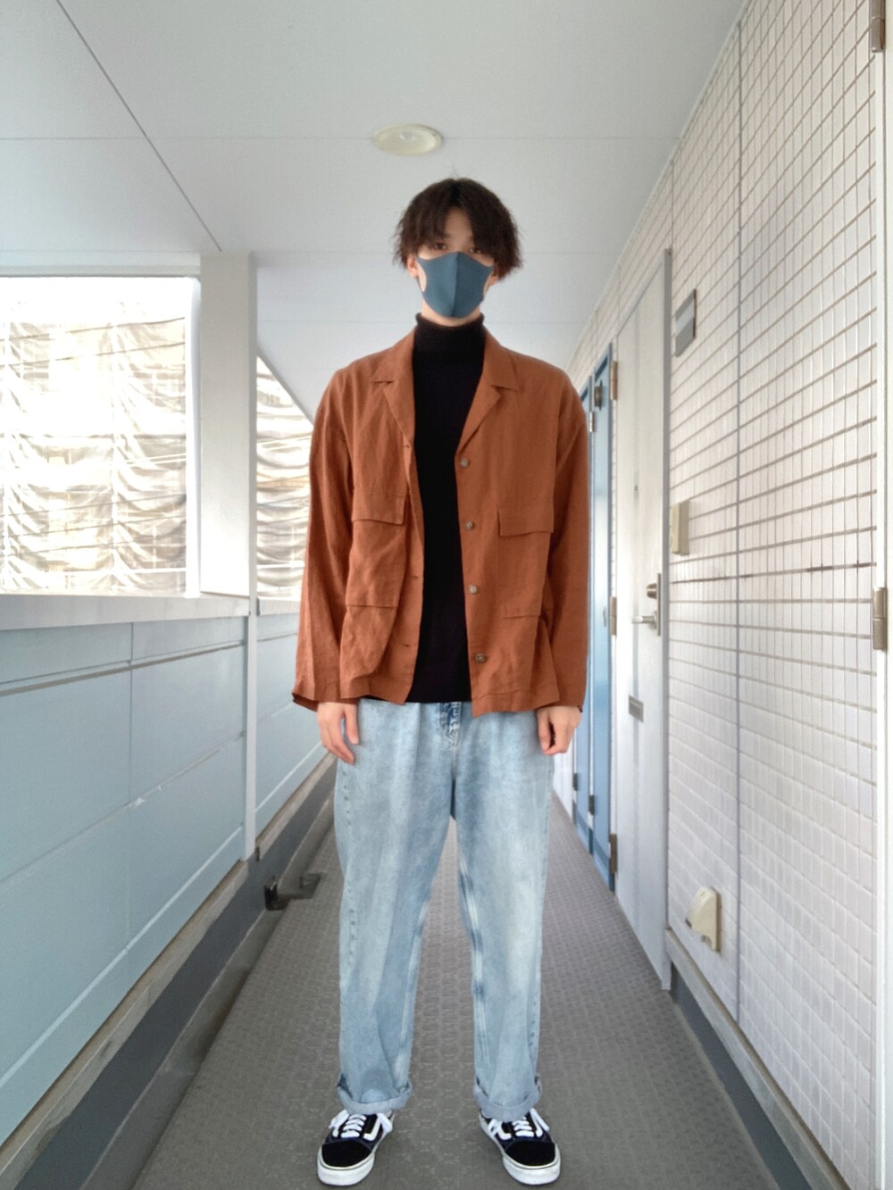 「スニーカー、ビッグシルエット、シンプル、UNIQLO、大人カジュアル、休日スタイル、休日コーデ、着回しコーデ、秋コーデ、おしゃれさんと繋がりたい」｜「FREAK'S STOREの【フリークス限定モデル！】KAL×FREAK'S STORE / カル ECO デニムパンツ / ビッグシルエット バギーパンツ（その他パンツ、ブルー系）」を使った、j.oさん（メンズ・185cm）の秋コーディネートの2枚目の写真