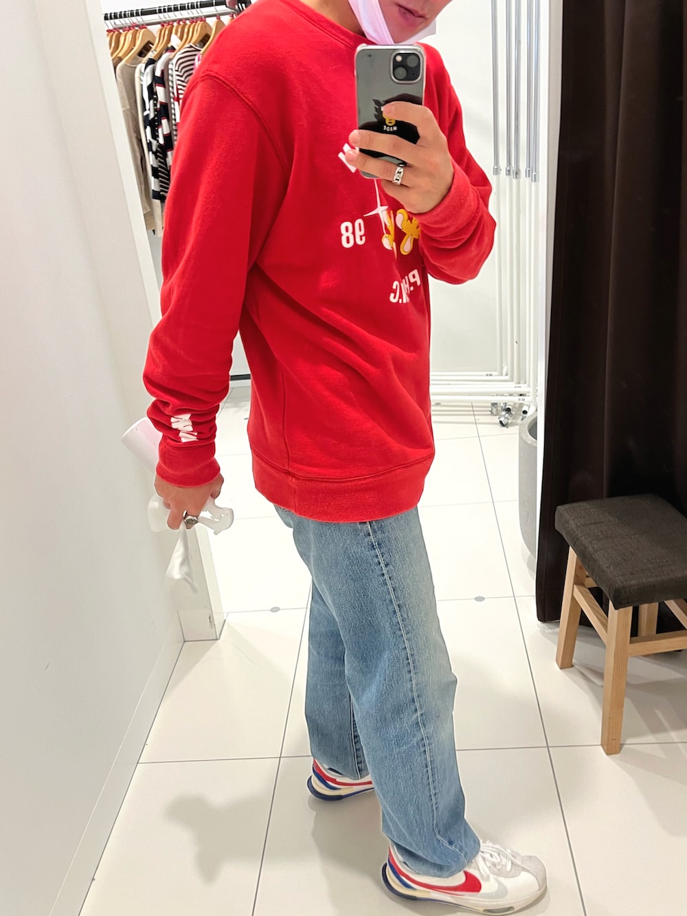 「春服デビュー宣言、春夏コーデ、お洒落さんとつながりたい、スウェット、ストリートコーデ、デニムパンツ、Levis、NIKE、スニーカー好きと繋がりたい、スニーカーコーデ、cortez、コルテッツ、sacai、ワイドパンツ、低身長男子」｜「RICHARDSONのアイテム（スウェット、レッド系）」を使った、ゆっきーさん（メンズ・170cm）の春コーディネートの2枚目の写真
