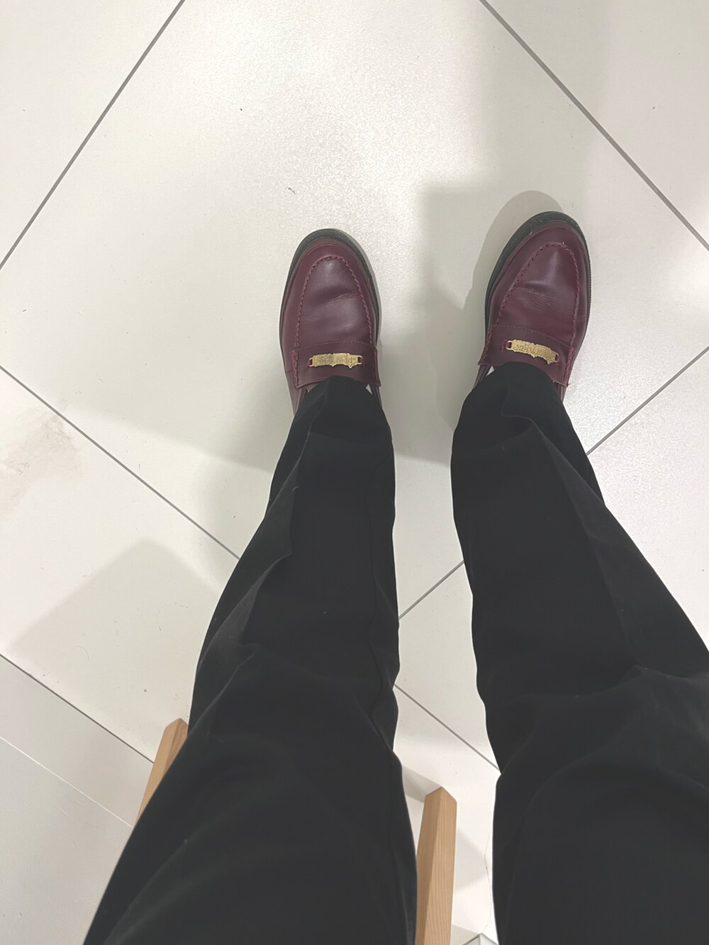 「私の推しブランド、休日コーデ、秋冬コーデ、スウエット、ワークパンツ、Dickies、converse、converse skateboarding、ローファー、オーバーサイズ、低身長コーデ、レザーシューズ、シンフルコーデ、プチプラミックス、スニーカー」｜「CALEEのアイテム（スウェット、ホワイト系）」を使った、ゆっきーさん（メンズ・170cm）の冬コーディネートの3枚目の写真