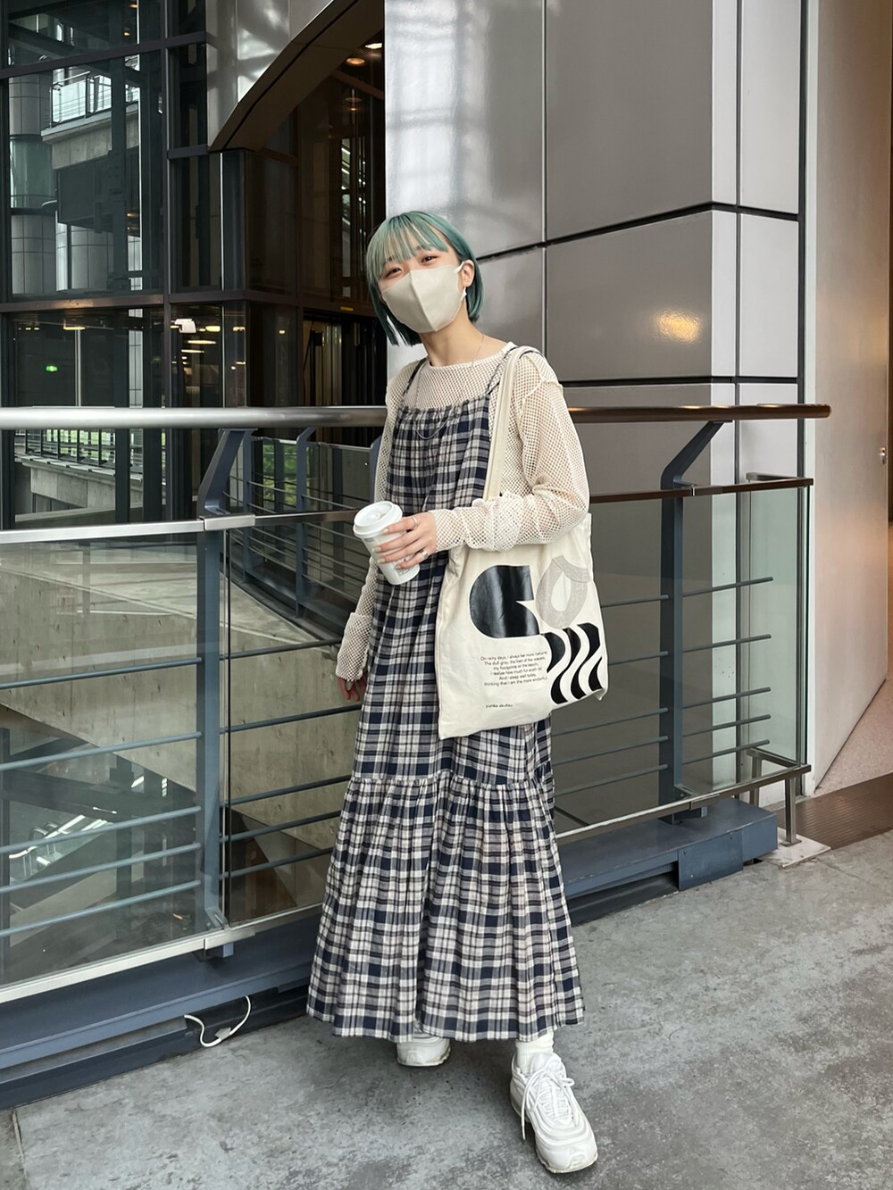 ホワイト系のTシャツ/カットソー、ブルー系のワンピースを着用したレディースの春コーディネートの2枚目の写真