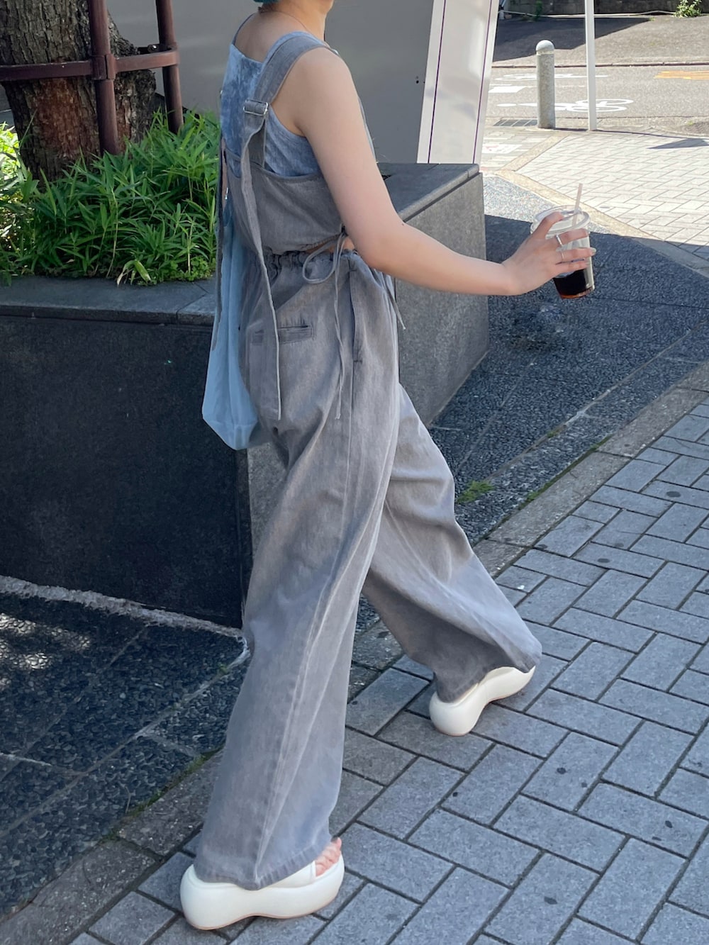 「Kastane、kastane_ootd、kastaneコーデ、kastane名古屋、Kastane_salopette、サロペット、サロペットコーデ、肌見せ、メッシュ、メッシュバッグ」｜「Kastaneのボリュームソールシューズ（サンダル、ホワイト系）」を使った、とりさん（レディース・155cm）の夏コーディネートの2枚目の写真
