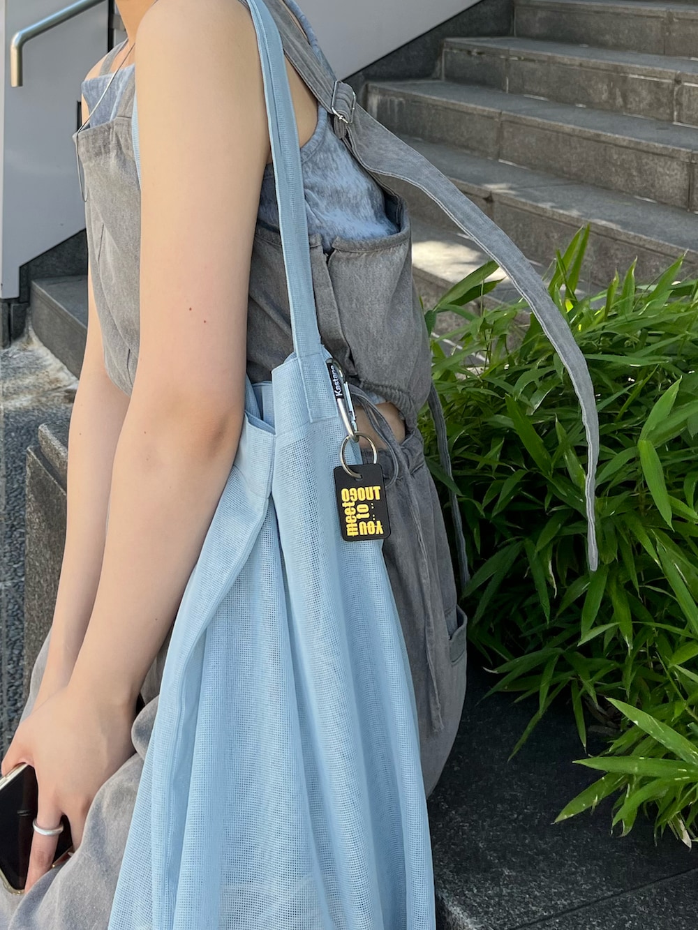 「Kastane、kastane_ootd、kastaneコーデ、kastane名古屋、Kastane_salopette、サロペット、サロペットコーデ、肌見せ、メッシュ、メッシュバッグ」｜「Kastaneのボリュームソールシューズ（サンダル、ホワイト系）」を使った、とりさん（レディース・155cm）の夏コーディネートの3枚目の写真