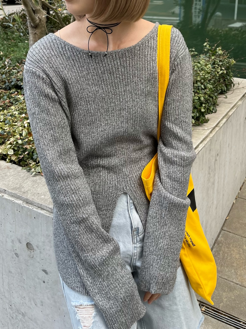 グレー系のTシャツ/カットソー、ブルー系のデニムパンツ、ブラック系のブーツを着用したレディースの冬コーディネートの2枚目の写真