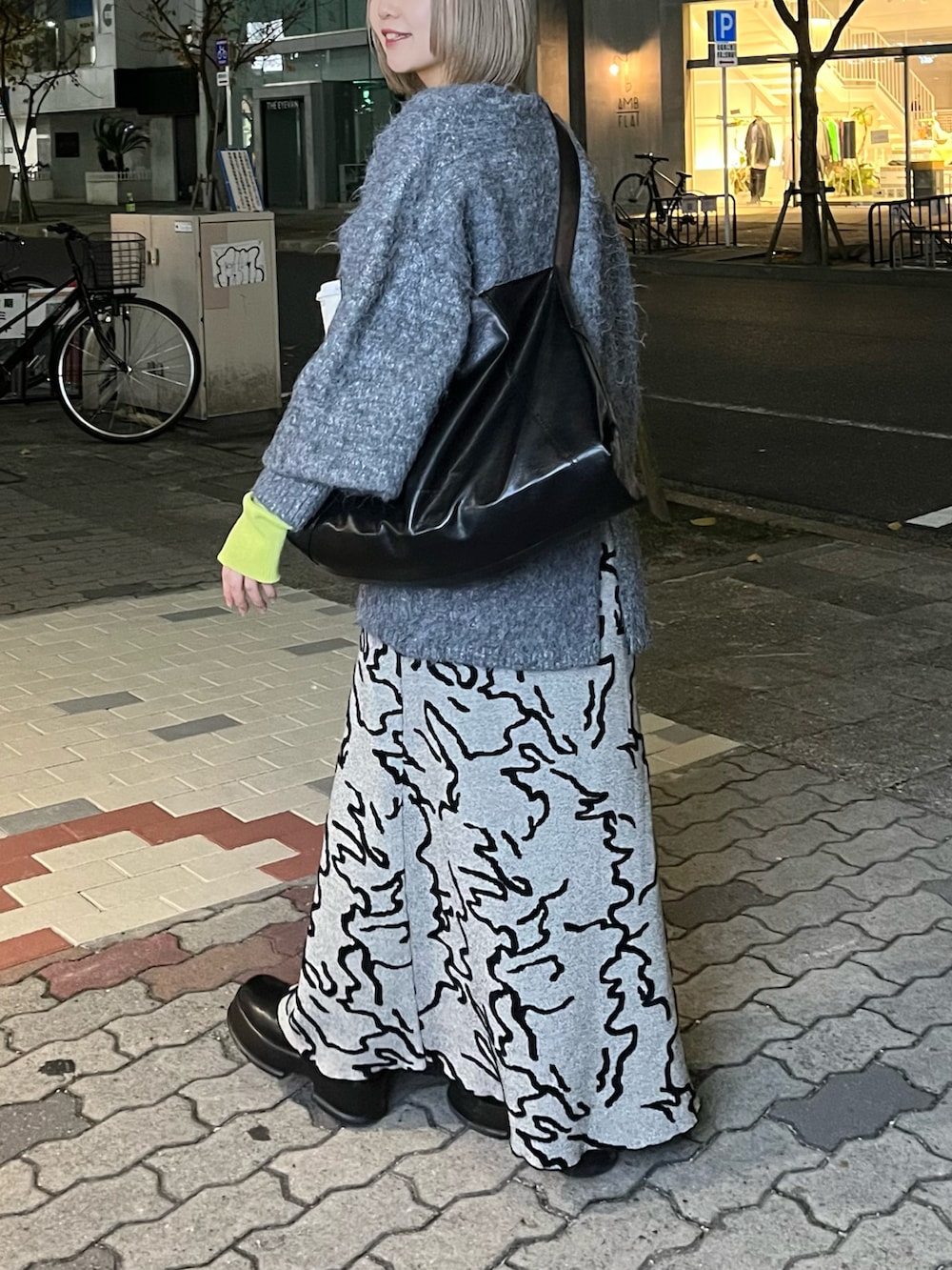 グレー系のカーディガン/ボレロ、グレー系のニット/セーター、ブラック系のショルダーバッグを着用したレディースの冬コーディネートの3枚目の写真