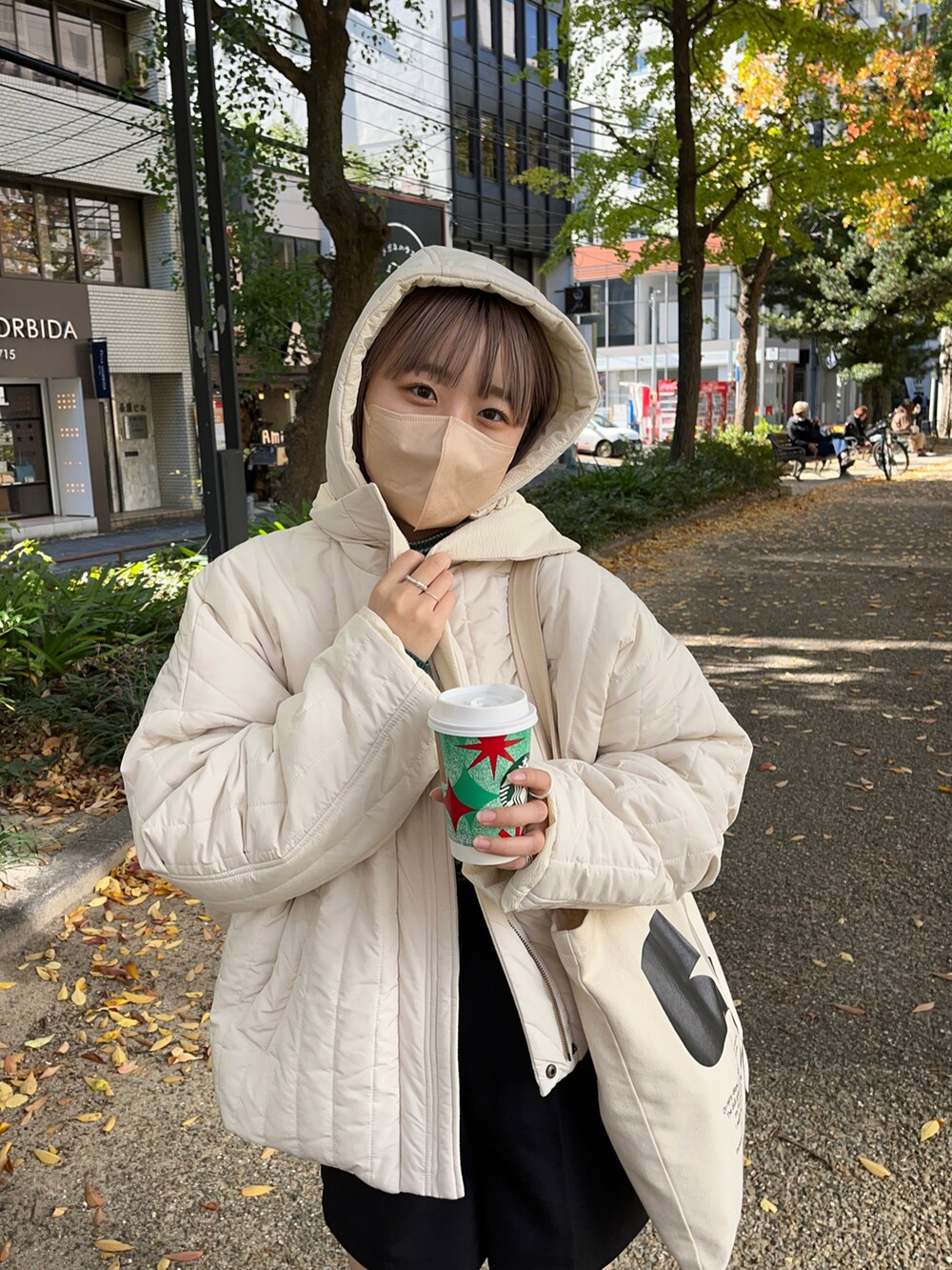 「Kastane、kastane_ootd、kastaneコーデ、kastane名古屋、カスタネ、リバーシブル、コート、キルティング、冬アウター、ボーダー、ニット、グリーン、グリーンコーデ、ショートパンツ、ソックスブーツ」｜「Kastaneの【カタログ掲載アイテム】ペーパータッチリバーシブルコート（ブルゾン、ホワイト系）」を使った、とりさん（レディース・155cm）の秋コーディネートの2枚目の写真