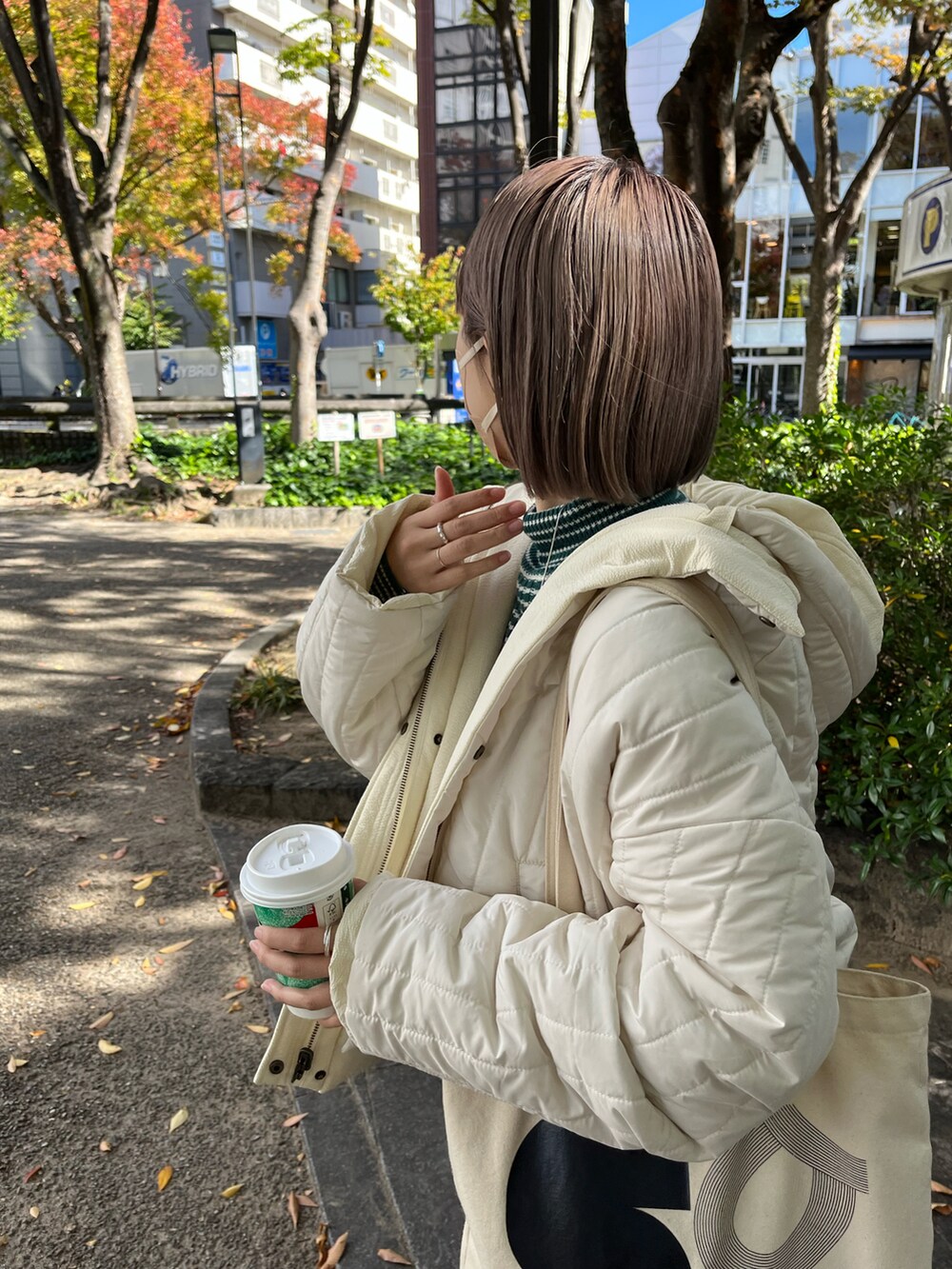 「Kastane、kastane_ootd、kastaneコーデ、kastane名古屋、カスタネ、リバーシブル、コート、キルティング、冬アウター、ボーダー、ニット、グリーン、グリーンコーデ、ショートパンツ、ソックスブーツ」｜「Kastaneの【カタログ掲載アイテム】ペーパータッチリバーシブルコート（ブルゾン、ホワイト系）」を使った、とりさん（レディース・155cm）の秋コーディネートの3枚目の写真