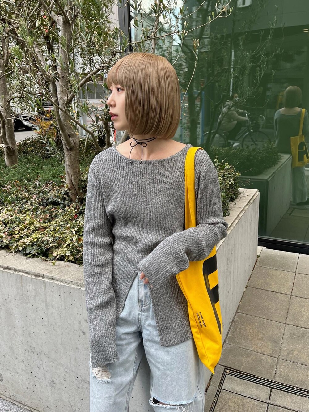 グレー系のTシャツ/カットソー、ブルー系のデニムパンツ、ブラック系のブーツを着用したレディースの冬コーディネートの3枚目の写真