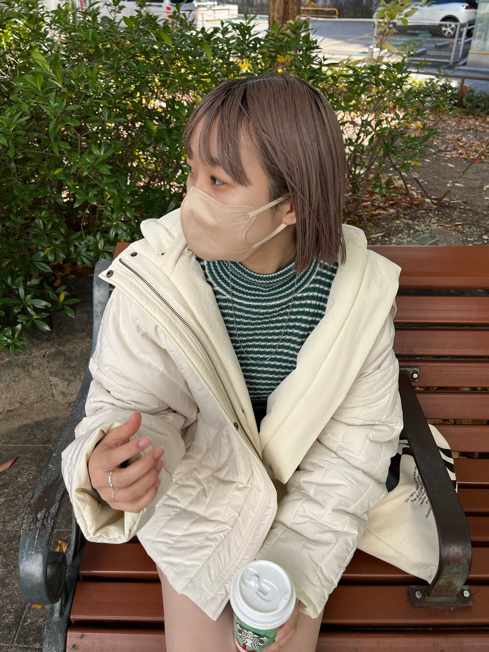 「Kastane、kastane_ootd、kastaneコーデ、kastane名古屋、カスタネ、リバーシブル、コート、キルティング、冬アウター、ボーダー、ニット、グリーン、グリーンコーデ、ショートパンツ、ソックスブーツ」｜「Kastaneの【カタログ掲載アイテム】ペーパータッチリバーシブルコート（ブルゾン、ホワイト系）」を使った、とりさん（レディース・155cm）の秋コーディネートの4枚目の写真