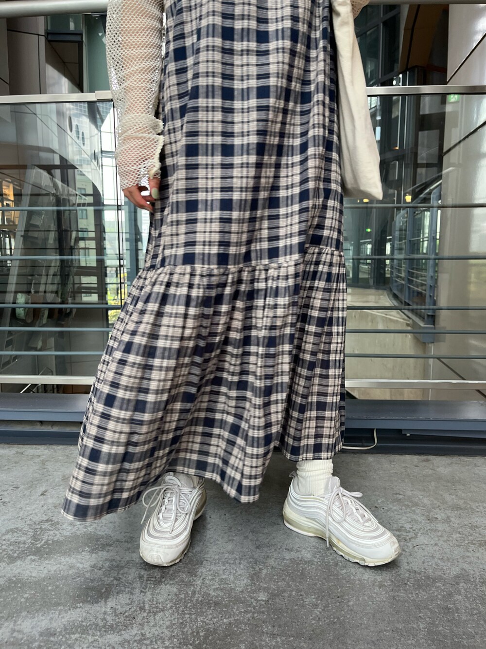 ホワイト系のTシャツ/カットソー、ブルー系のワンピースを着用したレディースの春コーディネートの3枚目の写真