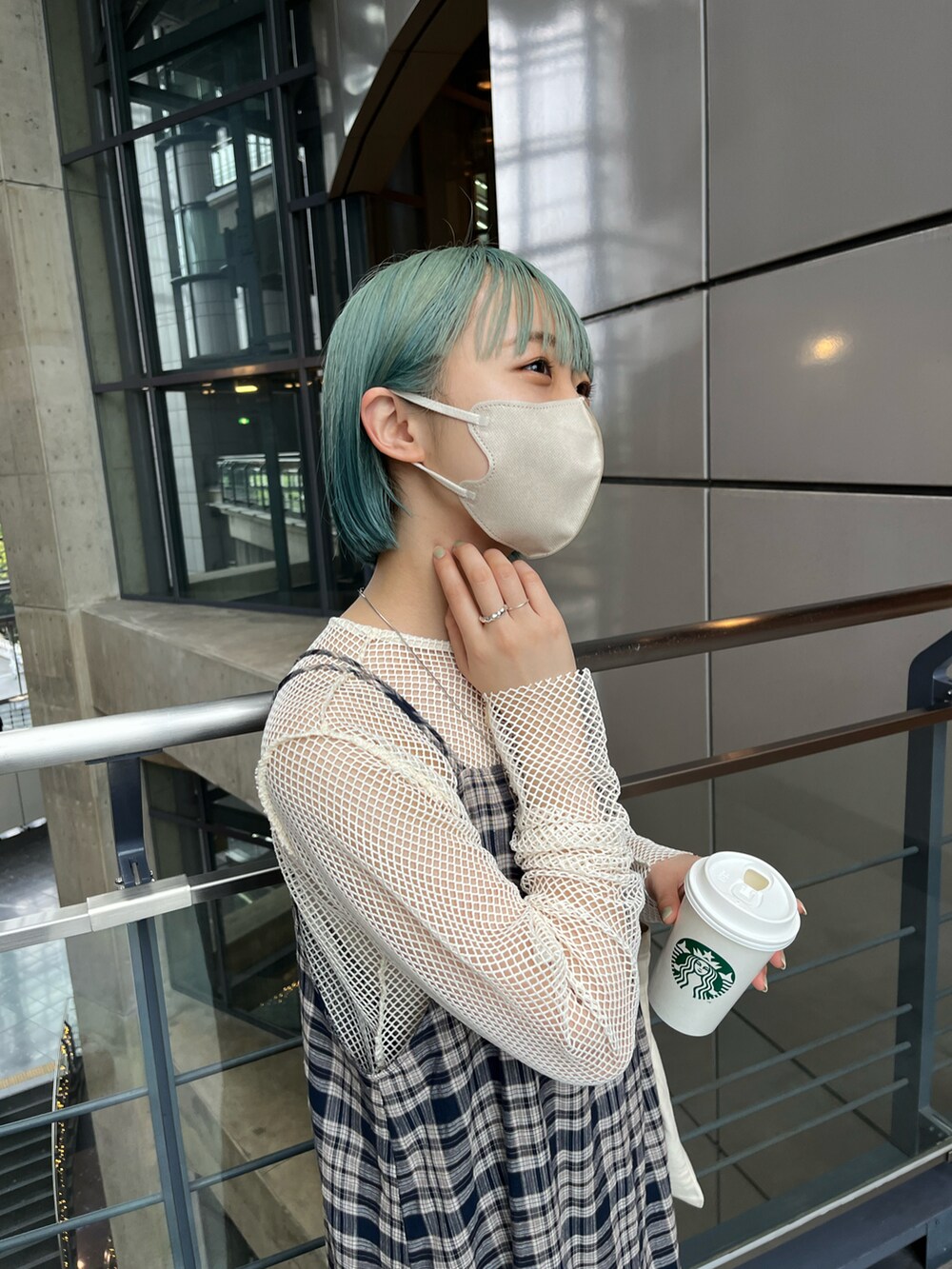 ホワイト系のTシャツ/カットソー、ブルー系のワンピースを着用したレディースの春コーディネートの4枚目の写真