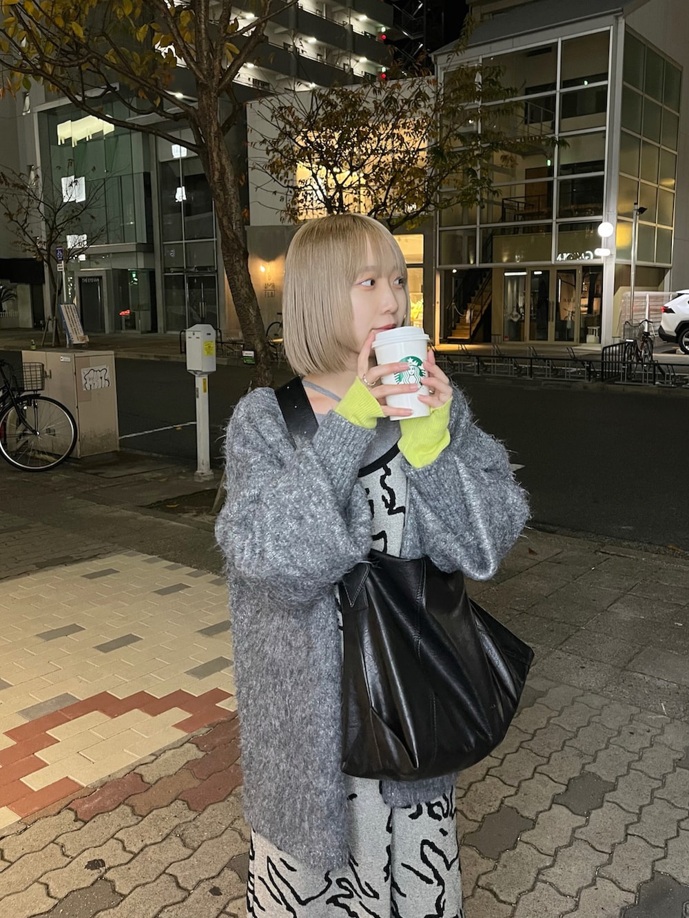 グレー系のカーディガン/ボレロ、グレー系のニット/セーター、ブラック系のショルダーバッグを着用したレディースの冬コーディネートの2枚目の写真