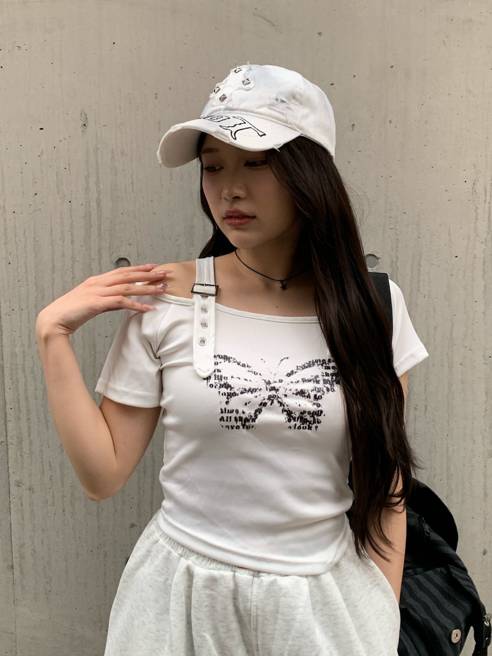グレー系のスウェットパンツ、ホワイト系のTシャツ/カットソー、ブラック系のバックパック/リュックを着用したレディースの春コーディネートの2枚目の写真