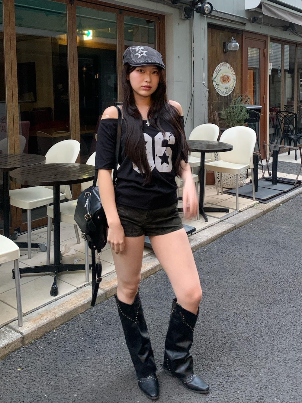 その他のデニムパンツ、ブラック系のTシャツ/カットソー、ブラック系のブーツを着用したレディースの春コーディネートの3枚目の写真