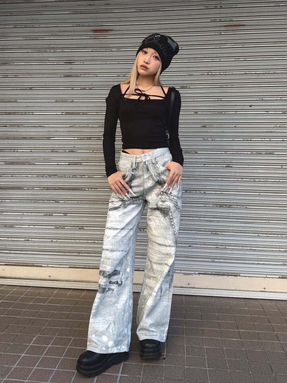 グレー系のデニムパンツ、ブラック系のTシャツ/カットソー、ブラック系のニットキャップ/ビーニーを着用したレディースの冬コーディネートの2枚目の写真