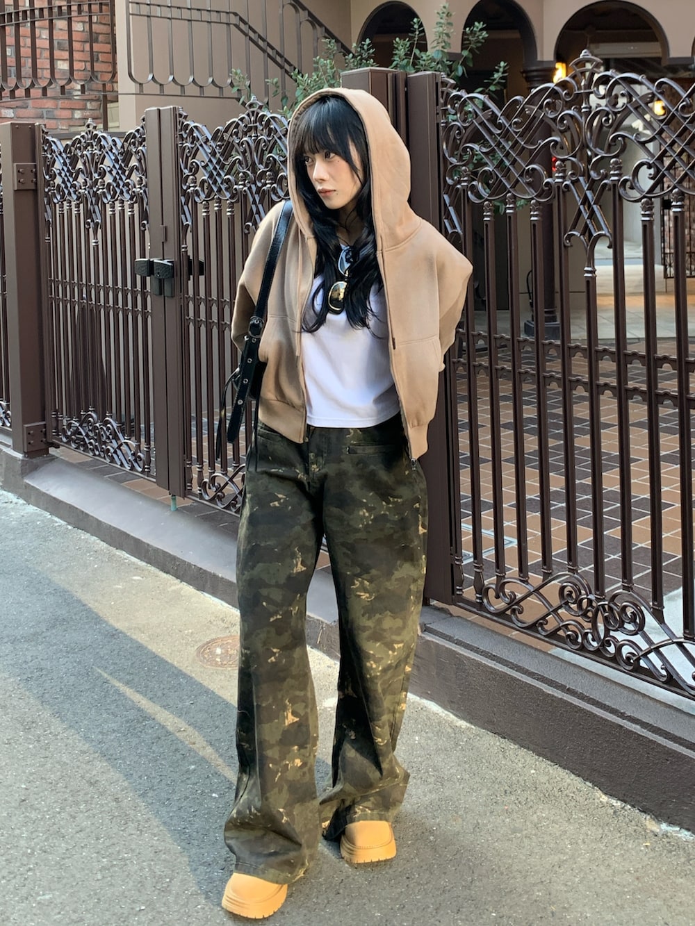 ベージュ系のパーカー、その他のデニムパンツ、イエロー系のブーツを着用したレディースの冬コーディネートの2枚目の写真