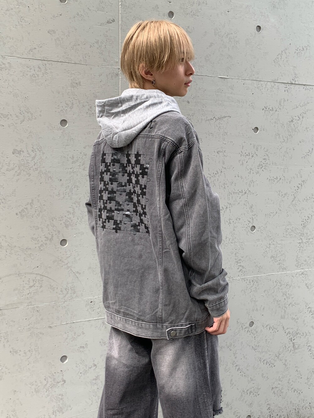 グレー系のデニムジャケット、ブラック系のTシャツ/カットソー、ブラック系のデニムパンツを着用したメンズの秋コーディネートの2枚目の写真