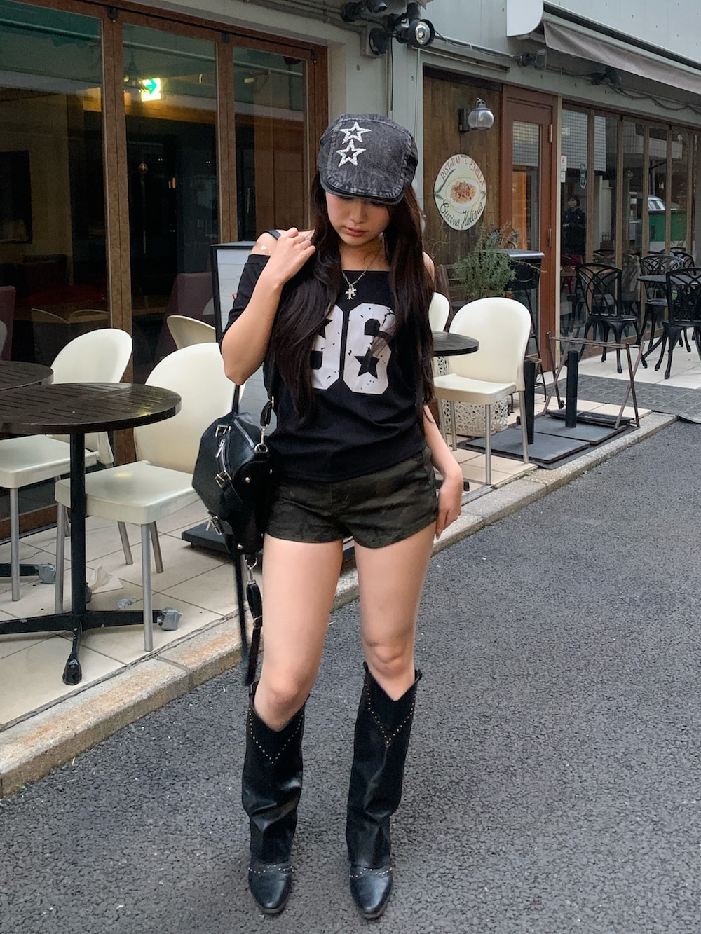 その他のデニムパンツ、ブラック系のTシャツ/カットソー、ブラック系のブーツを着用したレディースの春コーディネートの2枚目の写真