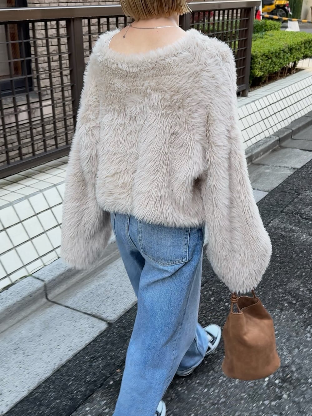 ベージュ系のニット/セーター、イエロー系のショルダーバッグを着用したレディースの冬コーディネートの2枚目の写真