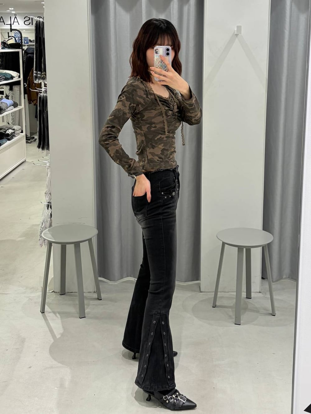 その他のTシャツ/カットソー、ブラック系のパンプス、ブラック系のデニムパンツを着用したレディースの冬コーディネートの2枚目の写真