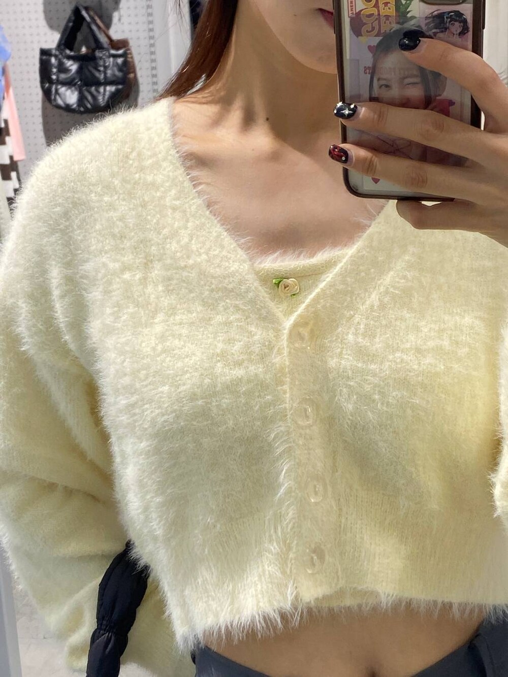 ブラック系のサンダル、ブラック系のショルダーバッグ、グレー系のスラックスを着用したレディースの秋コーディネートの4枚目の写真