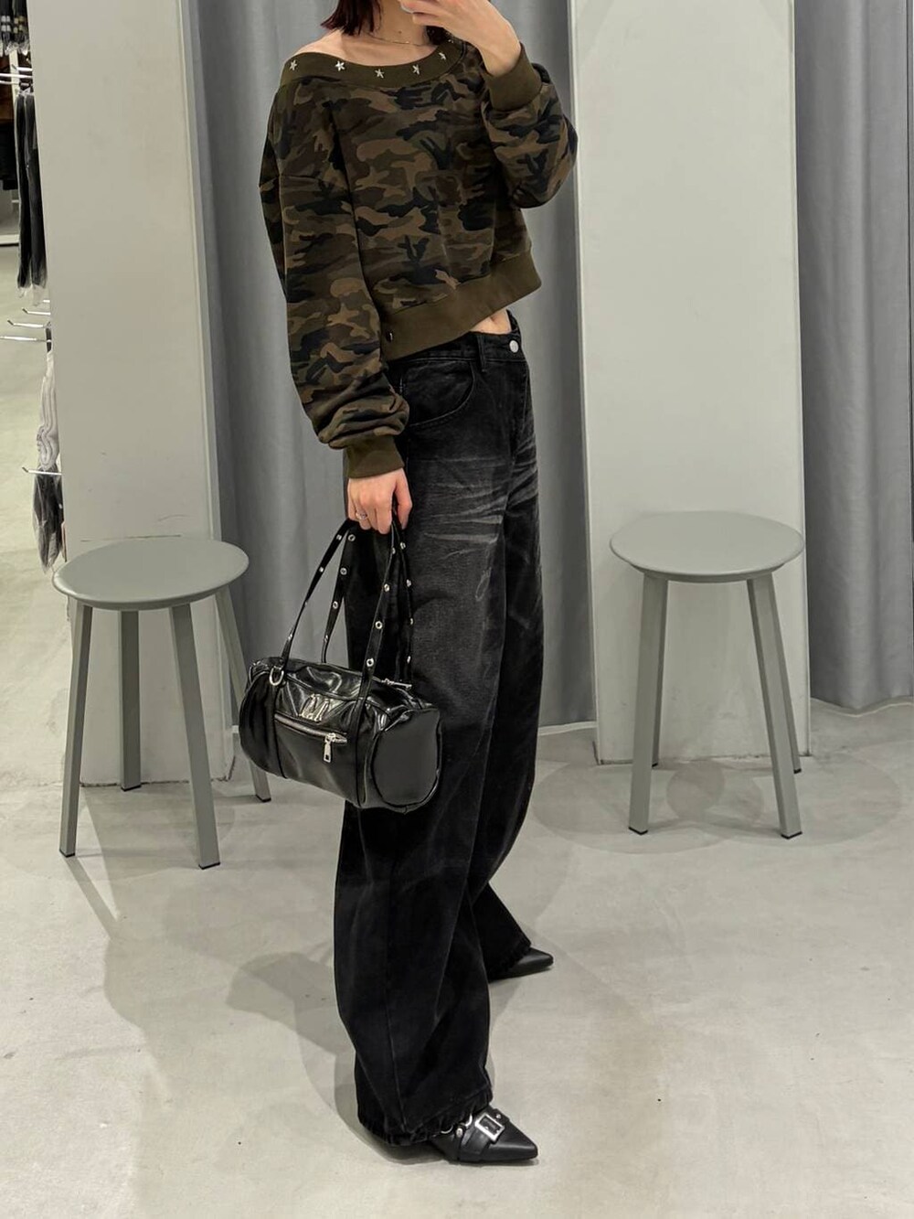 ブラック系のパンプス、ブラック系のショルダーバッグ、その他のスウェットを着用したレディースの春コーディネートの2枚目の写真