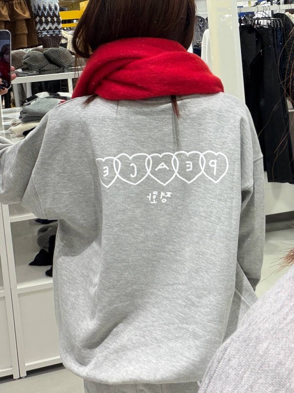 イエロー系のブーツ、ホワイト系のトートバッグ、グレー系のその他パンツを着用したレディースの秋コーディネートの4枚目の写真